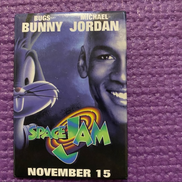 Space Jam pop up book + pin - Picture 5 of 5